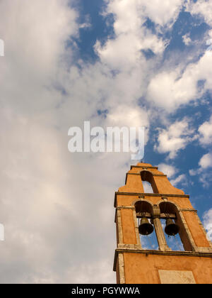 Glockenturm einer orthodoxen Kirche in Old Perithia, Korfu. Alte Perithia ist ein geisterdorf auf der nördlichen Seite der Insel Korfu. Stockfoto