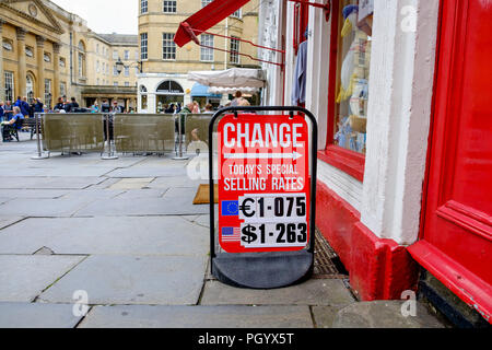 Ein Wechselkurs display board wird dargestellt, außerhalb einer Wechselstuben in einem touristischen Shop in Bath, England gelegen