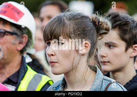 Bristol, UK, 8. August 2016. Jeremy Corbyn Anhänger abgebildet, da sie sich auf die Vorträge zu einem Jeremy für Arbeit Rallye in College Green, Bristol hören Stockfoto