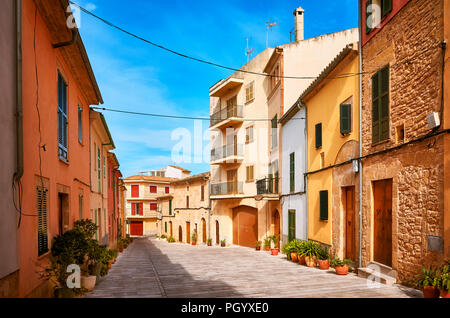 Leere Straße in der Altstadt von Alcudia, Mallorca, Spanien. Stockfoto