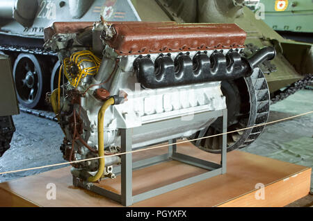 REGION Moskau, Russland - Juli 30, 2006: Sowjetischer Panzer V12-Dieselmotor im Tank Museum, Kubinka in der Nähe von Moskau Stockfoto