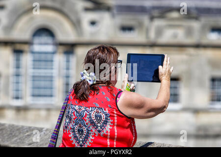 Frau mit einem ipad i pad Foto Foto von Pulteney Bridge Bath, England, Vereinigtes Königreich, Stockfoto