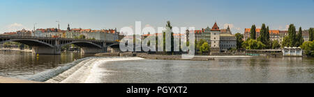 Panoramablick auf den Fluss Moldau in Prag mit Wasserfall, die jiraskuv Brücke und der Turm Malostranská Vodarno Stockfoto