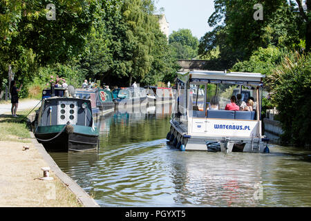 Ein Bus wird dargestellt, die NARROWBOATS gefesselt Neben dem Leinpfad auf dem Kennet und Avon Kanal in Bath, Somerset, England, Großbritannien Stockfoto
