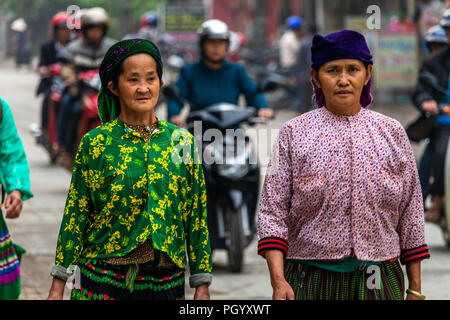 Ha Giang, Vietnam - 17. März 2018: Gut gekleidete Frauen von der ethnischen Minderheit der Hmong gehen von ihrer Dörfer zu der Markt am Sonntag in Yen Minh Stockfoto