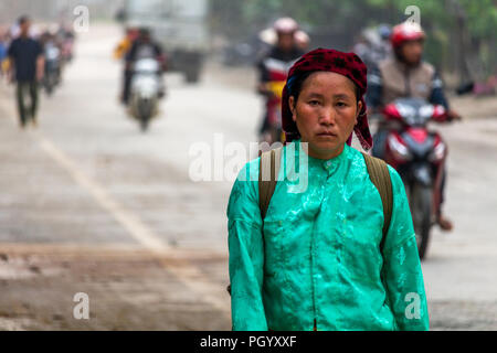 Ha Giang, Vietnam - 17. März 2018: Gut gekleidete Frau aus der ethnischen Minderheit der Hmong gehen von ihrer Dörfer zu der Markt am Sonntag in Yen Minh Stockfoto