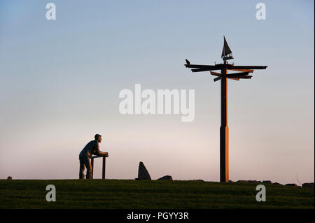 Bronzestatue von Fischer und Finger Post Port William, Wigtownshire, Dumfries und Galloway, Schottland mit Blick auf Luce Bucht bei Sonnenuntergang Stockfoto