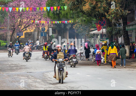 Ha Giang, Vietnam - 17. März 2018: Verkehr Motorrad bei Sonnenaufgang in Yen Minh mit Menschen aus abgelegenen Dörfern auf den Markt am Sonntag Stockfoto