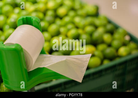 Rolle von Plastiktüten in einem Lebensmittelgeschäft in einem Supermarkt. Stockfoto