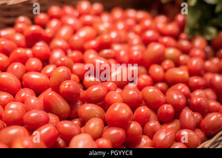 Gruppe von kleinen frischen Tomaten Stockfoto