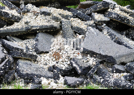 Heap der gebrochenen Asphalt Stücke neben der Zerstörung arbeiten Stockfoto