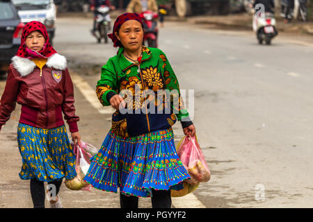 Ha Giang, Vietnam - 17. März 2018: Gut gekleidete Frauen von der ethnischen Minderheit der Hmong gehen von ihrer Dörfer zu der Markt am Sonntag in Yen Minh Stockfoto