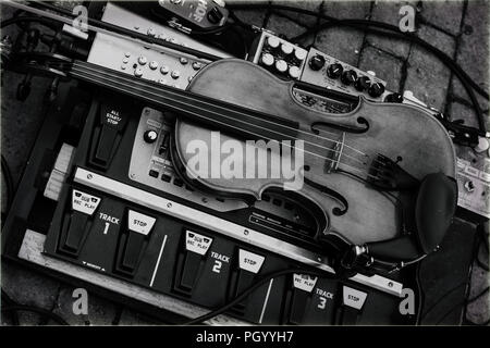 Wunderschöne Violine auf elektronischen mixing Deck bei einer Hochzeit auf 25/08/2018 getroffen Stockfoto