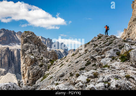 Wanderer im Naturpark Puez-Geisler, Dolomiten, Südtirol, Trentino, Italien Stockfoto