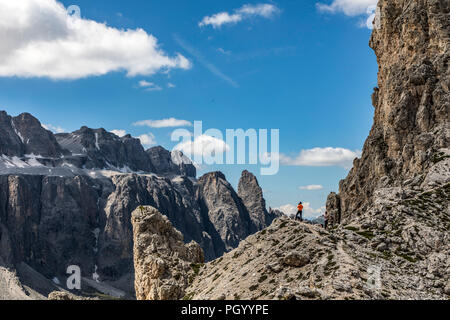 Wanderer im Naturpark Puez-Geisler, Dolomiten, Südtirol, Trentino, Italien Stockfoto