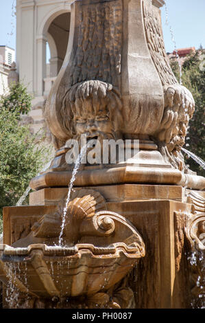 Die alten europäischen Stil Wasserfontäne in City Plaza Stockfoto