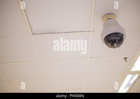 CCTV-Kamera in einem Supermarkt oder Kaufhaus. Platz kopieren Stockfoto