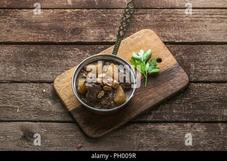 Teil der Massaman Curry in Kupfer Pfanne, Ansicht von oben, rustikalen Stil Stockfoto