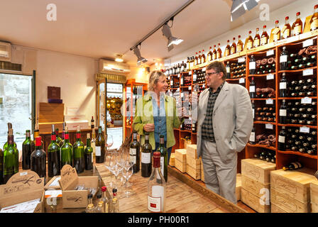 Kunden im WEINLADEN „Bordeaux Classique“ probieren eine Auswahl an erlesenen französischen Weinen zum Verkauf Saint Emilion ST-EMILION Gironde France Stockfoto