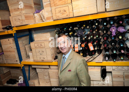 Jacques Thienpont in seinem Château Le Pin Weinkeller mit Fällen und Flaschen von renommierten 'Le Pin "Bordeaux Wein aus der Appellation Pomerol Frankreich Stockfoto