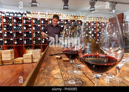 WEINPROBE BORDEAUX FINE SAINT EMILION WEINPROBE IM GESCHÄFT feiner Luxus-Rotwein Probe/Kauf im Bordeaux Classique Weinladen in St-Emilion Gironde Frankreich Stockfoto