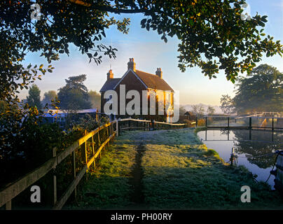 RIVER COTTAGE LOCK Misty DAWN herbstliche Dämmerung über Papercourt Lock und lock keepers Cottage auf dem Fluss Wey Surrey UK Stockfoto