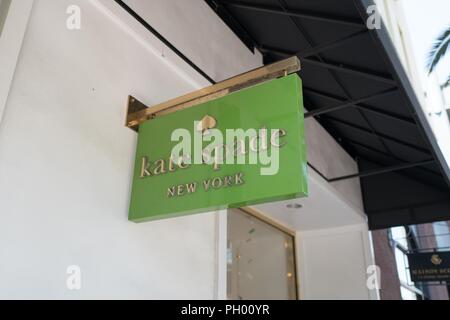 In der Nähe von grünen Zeichen für Luxus Textileinzelhändler Kate Spade auf der Santana Row, a Luxury outdoor Shopping Mall im Silicon Valley, San Jose, Kalifornien, 7. Juni 2018. () Stockfoto