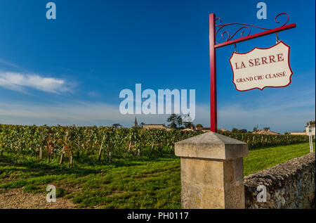 ST-emilion Schild für das Chateau La Serre Weinberge und Weinkeller, mit St. Emilion Kirchturm und die Stadt hinter Saint Emilion Bordeaux Gironde Frankreich Stockfoto