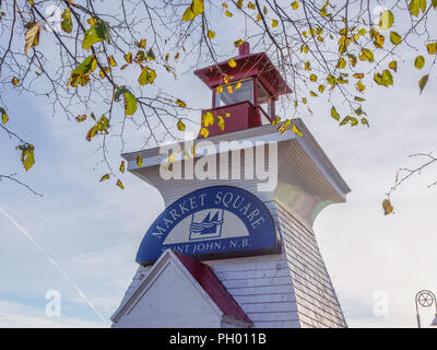 Saint John, NB Kanada - 29. September 2016 Zeichen für Marktplatz ist auf einer Replik Leuchtturm. Stockfoto