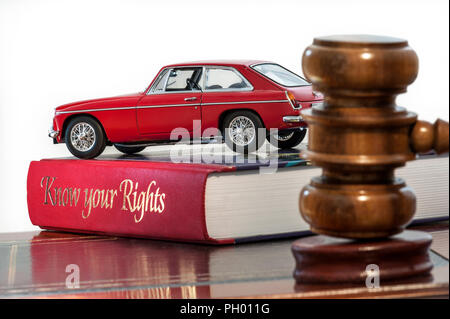 Auktionatoren hämmern im Auto verkaufskauf verkaufssituation mit klassischem rotem MGB GT auf der Grundlage rechtlicher Ratschläge Referenzbuch „Know Your Rights“ Stockfoto