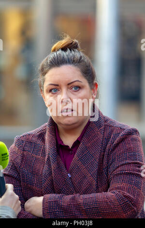 Belfast, UK. 29. Aug 2018. Oberbürgermeister von Belfast Deirdre Hargey an der Szene des Primark Store Feuer, wo Mitglieder der Nordirischen Fire and Rescue Service (NIFRS) weiter unten die ausgebrannte Hülle des Primark Store im Zentrum von Belfast zu feucht. Die historische wurde komplett zerstört nach Feuer es Credit: Bonzo/Alamy Leben Nachrichten verschlungen Stockfoto