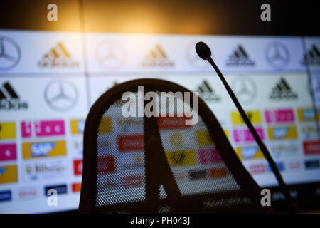 München, Deutschland. 29 Aug, 2018. Feature: Podium, Stuhl, Mikrofon. GES/fussball/Nationalmannschaft: DFB Pressekonferenz, 29.08.2018 Fußball: Mediaconference, Pressekonferenz der Deutschen Fußball-Nationalmannschaft, München, August 29, 2018 | Verwendung der weltweiten Kredit: dpa/Alamy leben Nachrichten Stockfoto