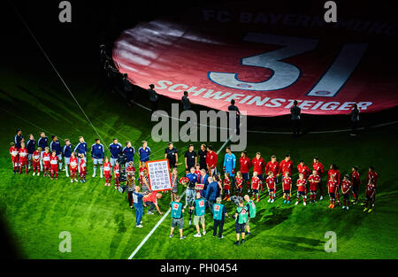 München, Deutschland. 28. Aug 2018. FC Bayern München - Chicago Fire Fußball, München, 28. August 2018, die Zeremonie vor dem Spiel FC BAYERN MÜNCHEN - CHICAGO FIRE Abschiedsspiel Bastian Schweinsteiger, FCB-Legende 1. Bundesliga, München, August 28, 2018, © Peter Schatz/Alamy leben Nachrichten Stockfoto