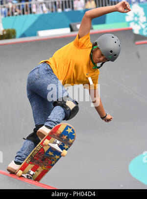 Palembang. 29 Aug, 2018. Isa Kaya von Japan konkurriert während der skateboard Frauen park Ereignis am 18. asiatischen Spiele in Palembang, Indonesien am 12.08.29., 2018. Credit: Liu Ailun/Xinhua/Alamy leben Nachrichten Stockfoto