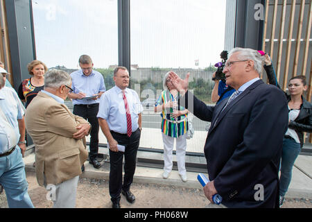 München, Deutschland. 29 Aug, 2018. 29.08.2018, Bayern, Erlangen: Joachim Herrmann (CSU), Innenminister von Bayern, spricht mit den Bewohnern vor der Lärmschutzwand an der Autobahn A73. In der Mitte ist Reinhard Pirner, Präsident des Nordens bayerischen Autobahn Autorität. Trotz der, nach Ansicht der Bewohner neue Lärmschutzwände es lauter sein als zuvor. Credit: Daniel Karmann/dpa/Alamy leben Nachrichten Stockfoto