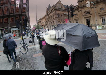 Glasgow, Schottland, Großbritannien. 29 August, 2018. UK Wetter regen Renditen für Verwahrlosten Duschen als Einheimische und Touristen in der Stadt oder auf dem Weg zur Arbeit wandern. Gerard Fähre / alamy Nachrichten Stockfoto