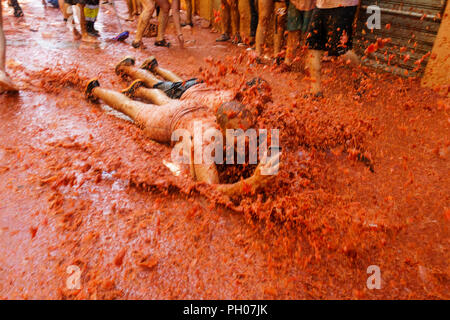 Valencia, Spanien. 29. August 2018. Buñol Gastgeber dieses letzten Mittwoch im Monat August in den meisten internationalen Partei, La Tomatina, 145 Tonnen Tomaten sind durch die Straßen der Gemeinde geworfen. La Tomatina hat eine große internationale Touristenattraktion geworden; dieses Jahr einen Zustrom von 22.000 Teilnehmer erwartet wird, aus fast allen Ländern der Welt. Credit: Salva Garrigues/Alamy leben Nachrichten Stockfoto