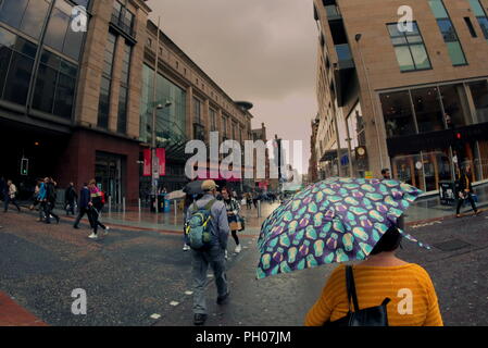 Glasgow, Schottland, Großbritannien. 29 August, 2018. UK Wetter regen Renditen für Verwahrlosten Duschen als Einheimische und Touristen in der Stadt oder auf dem Weg zur Arbeit wandern. Gerard Fähre / alamy Nachrichten Stockfoto