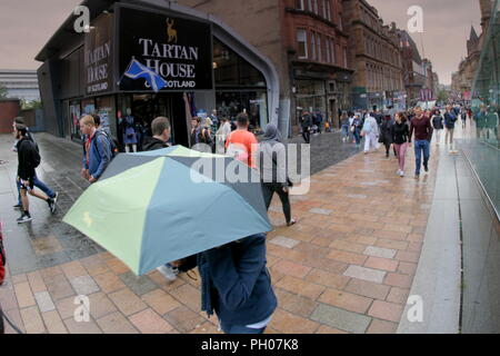 Glasgow, Schottland, Großbritannien. 29 August, 2018. UK Wetter regen Renditen für Verwahrlosten Duschen als Einheimische und Touristen in der Stadt oder auf dem Weg zur Arbeit wandern. Gerard Fähre / alamy Nachrichten Stockfoto