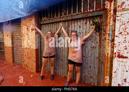 Valencia, Spanien. 29. August 2018. Buñol Gastgeber dieses letzten Mittwoch im Monat August in den meisten internationalen Partei, La Tomatina, 145 Tonnen Tomaten sind durch die Straßen der Gemeinde geworfen. La Tomatina hat eine große internationale Touristenattraktion geworden; dieses Jahr einen Zustrom von 22.000 Teilnehmer erwartet wird, aus fast allen Ländern der Welt. Credit: Salva Garrigues/Alamy leben Nachrichten Stockfoto