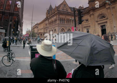 Glasgow, Schottland, Großbritannien. 29 August, 2018. UK Wetter regen Renditen für Verwahrlosten Duschen als Einheimische und Touristen in der Stadt oder auf dem Weg zur Arbeit wandern. Gerard Fähre / alamy Nachrichten Stockfoto