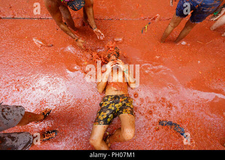 Valencia, Spanien. 29. August 2018. Buñol Gastgeber dieses letzten Mittwoch im Monat August in den meisten internationalen Partei, La Tomatina, 145 Tonnen Tomaten sind durch die Straßen der Gemeinde geworfen. La Tomatina hat eine große internationale Touristenattraktion geworden; dieses Jahr einen Zustrom von 22.000 Teilnehmer erwartet wird, aus fast allen Ländern der Welt. Credit: Salva Garrigues/Alamy leben Nachrichten Stockfoto