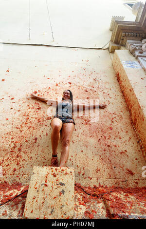 Valencia, Spanien. 29. August 2018. Buñol Gastgeber dieses letzten Mittwoch im Monat August in den meisten internationalen Partei, La Tomatina, 145 Tonnen Tomaten sind durch die Straßen der Gemeinde geworfen. La Tomatina hat eine große internationale Touristenattraktion geworden; dieses Jahr einen Zustrom von 22.000 Teilnehmer erwartet wird, aus fast allen Ländern der Welt. Credit: Salva Garrigues/Alamy leben Nachrichten Stockfoto