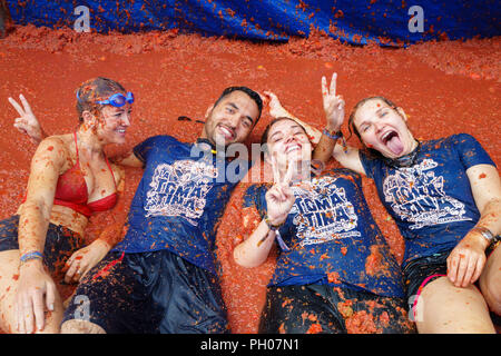 Valencia, Spanien. 29. August 2018. Buñol Gastgeber dieses letzten Mittwoch im Monat August in den meisten internationalen Partei, La Tomatina, 145 Tonnen Tomaten sind durch die Straßen der Gemeinde geworfen. La Tomatina hat eine große internationale Touristenattraktion geworden; dieses Jahr einen Zustrom von 22.000 Teilnehmer erwartet wird, aus fast allen Ländern der Welt. Credit: Salva Garrigues/Alamy leben Nachrichten Stockfoto