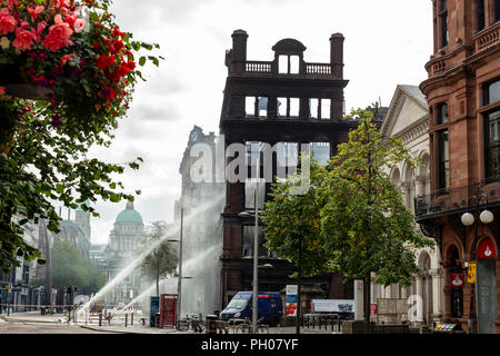 Belfast, UK. 29. August 2018. Mitglieder der Nordirischen Fire and Rescue Service (NIFRS) weiter unten die ausgebrannte Hülle des Primark Store im Zentrum von Belfast zu feucht. Die historische wurde komplett zerstört nach Feuer es Credit: Bonzo/Alamy Leben Nachrichten verschlungen Stockfoto