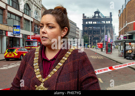 Belfast, Großbritannien, 29. August 2018 Oberbürgermeister von Belfast Deirdre Hargey die Szene einer der größten Brände in Belfast gesehen seit dem Waffenstillstand im Jahre 1994 besucht. Die Primark Store wurde zerstört. Mitglieder der Nordirischen Fire and Rescue Service (NIFRS) haben über 24 Bekämpfung und Dämpfung der Blaze verbracht. Credit: Bonzo/Alamy leben Nachrichten Stockfoto