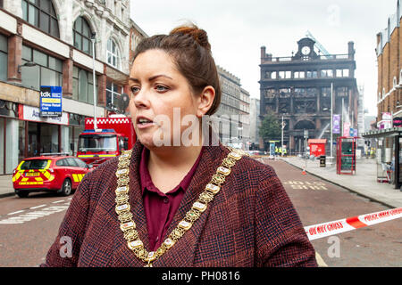 Belfast, Großbritannien, 29. August 2018 Oberbürgermeister von Belfast Deirdre Hargey die Szene einer der größten Brände in Belfast gesehen seit dem Waffenstillstand im Jahre 1994 besucht. Die Primark Store wurde zerstört. Mitglieder der Nordirischen Fire and Rescue Service (NIFRS) haben über 24 Bekämpfung und Dämpfung der Blaze verbracht. Credit: Bonzo/Alamy leben Nachrichten Stockfoto