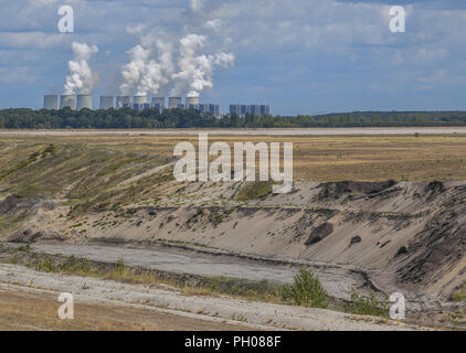 Cottbus, Deutschland. 28 Aug, 2018. Blick vom Rand des künftigen Cottbus Ostsee, den ehemaligen Braunkohle Tagebau Vottbus-Nord, auf Dampfschwaden steigen aus den Kühltürmen der braunkohlegefeuerten Kraftwerk Jänschwalde in der Lausitz Energie Bergbau AG (Leag). Foto: Patrick Pleul/dpa-Zentralbild/ZB/dpa/Alamy leben Nachrichten Stockfoto