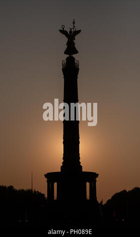 Berlin, Deutschland. 29 Aug, 2018. Die Siegessäule kann nur als Silhouette gegen die aufsteigende Sonne gesehen werden. Credit: Paul Zinken/dpa/Alamy leben Nachrichten Stockfoto