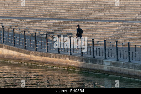 Berlin, Deutschland. 29 Aug, 2018. Ein Mann geht durch das regierungsviertel an der Spree entlang in den Morgen. Credit: Paul Zinken/dpa/Alamy leben Nachrichten Stockfoto